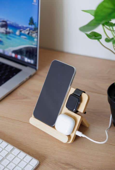 Draadloze oplader Tribu | FSC® bamboe | 3-in-1 | Met telefoonhouder