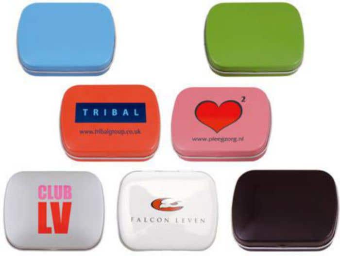 Convex tin with hinge with approx 30 gr. mints