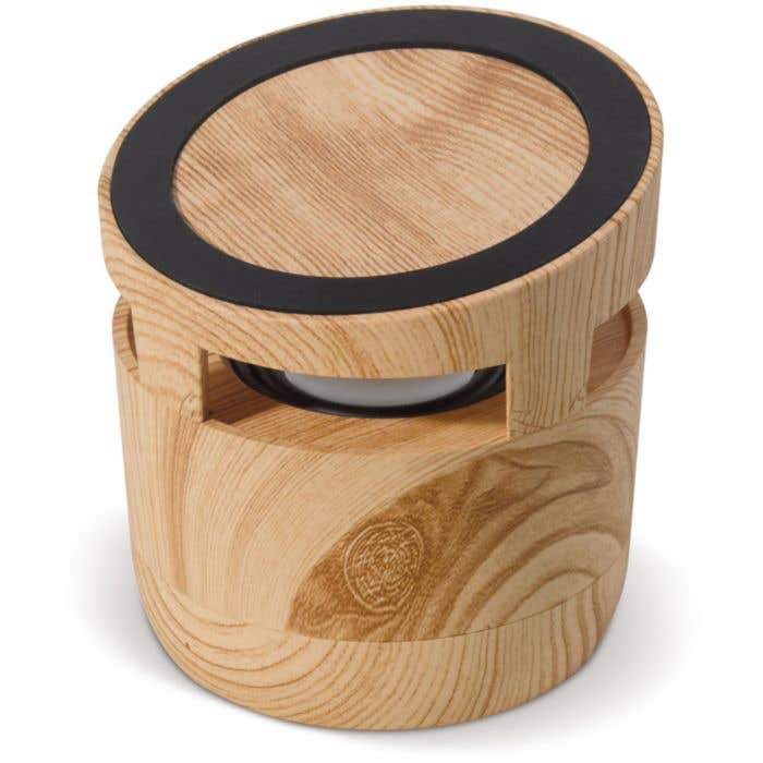 Houten speaker met draadloos laadstation